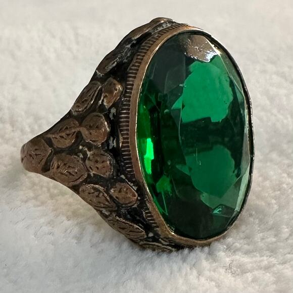 Vintage Green Glass Gold Tone Ring- 5.25 - Picture 1 of 4